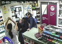 Clip: Vợ chồng chủ tiệm 'choảng' nhau với cướp có vũ khí