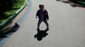 Clip cậu bé sợ hãi chính cái bóng của mình gây bão trên Facebook