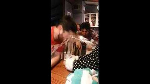 Phì cười clip em gái chơi khăm anh trai, bố đứng ngoài vỗ tay