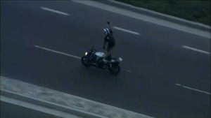 Bị cảnh sát truy đuổi, 'quái xế' làm trò chọc tức