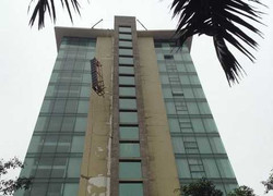 Bị treo lơ lửng trên tầng 12, hai công nhân hò hét kêu cứu