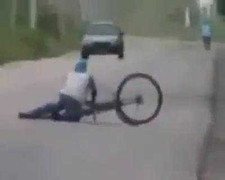Cười té ghế clip gã say dắt xe đạp trên đường