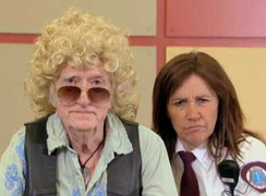 Bị thiếu nữ vây quanh, ngôi sao trẻ biến thành ông lão