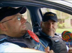 Clip: Cảnh sát trộm kẹo của trẻ em