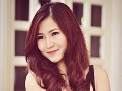 Hương Tràm gây sốc dư luận với váy áo hở hang và hôn đồng tính