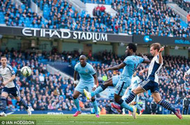 Man City thắng đậm, thu hẹp cách biệt với Chelsea