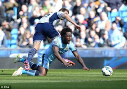 Trọng tài đuổi nhầm người, Man City hưởng lợi