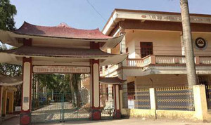 Hiệu trưởng 'ăn chặn' học bổng của học trò bị giáng chức