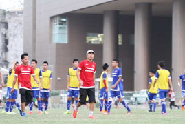 HLV Kiatisak trò chuyện bằng tiếng Việt về U23 Việt Nam