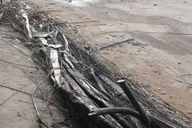 Trụ điện nổ lớn trong đêm, hàng chục hộ dân tháo chạy