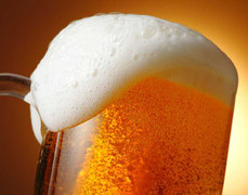 Đàn ông uống bia, phụ nữ tắm gội bia