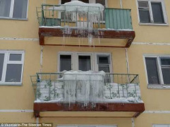 Mất mạng vì bị tảng băng nhọn rơi trúng đầu