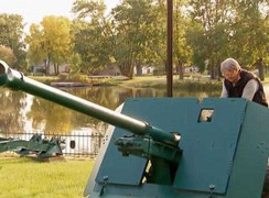 Clip: Tá hỏa vì đang yên đang lành bị đạn pháo xuyên thủng nhà