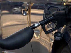 Clip: Hốt hoảng cực độ khi vòi bơm xăng phình to rồi nổ