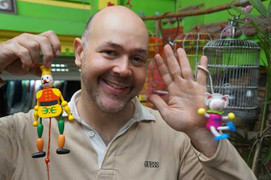 Lạ lùng 'ông Tây' bán hàng rong, dùng điện thoại 'nhà quê' ở Hà Nội