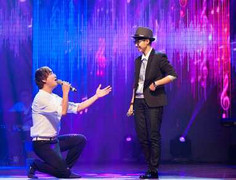 Vũ Cát Tường ngượng ngùng khi Sỹ Luân quỳ gối song ca