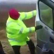 Vật lộn đóng cửa xe trong cơn gió mạnh