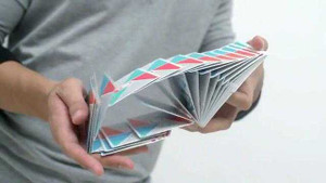 Màn biểu diễn với quân bài như có ma thuật