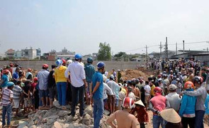 Phát hiện xác người cháy đen tại bãi đất trống