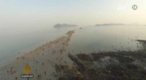 Đổ xô đi xem biển tự tách làm đôi ở Hàn Quốc