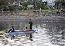 Bơi qua rạch lấy diều, một người chết đuối