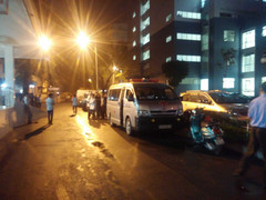 Triệu tập 3 đối tượng chặn, đập phá xe cứu thương chở thi thể