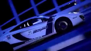 Video: Cảnh sát Dubai phô diễn sức mạnh bằng dàn siêu xe