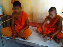 Hai chú tiểu bị ép nhúng tay vào chảo nước sôi