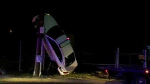 Xe cảnh sát gặp tai nạn, treo lủng lẳng trên cột điện