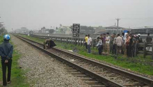 Xe chết máy giữa đường tàu, người đàn ông chết thảm