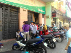 Gỗ ép rơi, đè chết nam công nhân