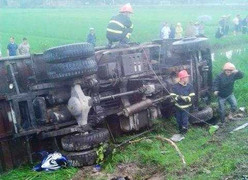 Xe tải tông 2 xe máy chạy ngược chiều, 3 người thương vong