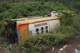 Video: Xe khách lao xuống vực, 10 người bị thương, tài xế phụ đánh công an