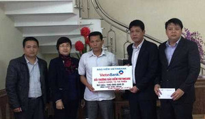 VietinBank chi trả 100 triệu đồng tiền bảo hiểm cho khách hàng tại Tuyên Quang