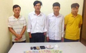 Đại biểu HĐND xã ngồi sòng xóc đĩa