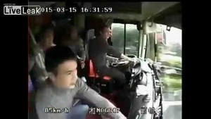 Tài xế xe buýt mải nói chuyện gây tai nạn kinh hoàng