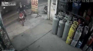 Clip trộm xe máy trong 10 giây ở Việt Nam lên báo nước ngoài