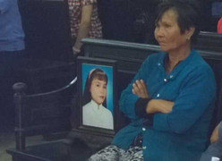 Mẹ nạn nhân đòi giết kẻ sát hại con gái trước tòa