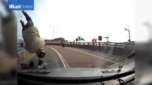 Đứng tim xe máy đi ngược chiều, phóng bạt mạng đâm trực diện ôtô