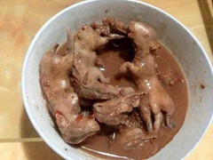 Bà mẹ người Trung Quốc ép con gái ăn sáng bằng thịt chuột hầm