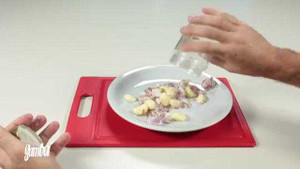 Mẹo bóc tỏi nhanh không cần chạm tay