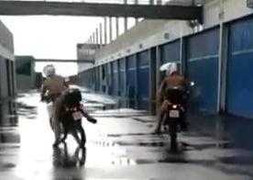 Không biết đi xe côn tay, cảnh sát gặp nạn hài hước