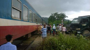 Tàu lửa SE2 đâm xe máy, hai người chết