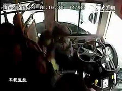 Clip: Nữ tài xế xe buýt bị hành khách đánh