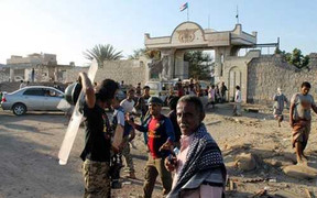 Phiến quân Houthi bắn 3 tên lửa vào dinh Tổng thống Yemen