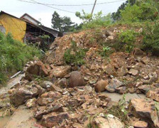 Sạt lở núi ở Quảng Ngãi, hàng ngàn người bị cô lập