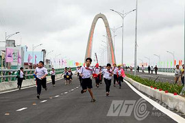 Người Đà Nẵng háo hức ngắm cây cầu độc đáo nhất miền Trung