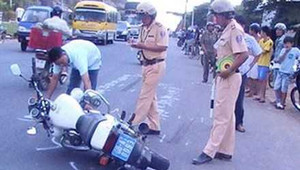 Cô gái nhảy vào cào cấu CSGT để 'giải cứu' bạn trai