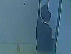 Rút tiền tại ATM, bị đâm sau lưng