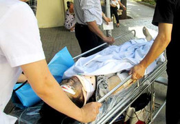 Nhiều phụ nữ nhảy từ tầng ba nhà nghỉ bốc cháy